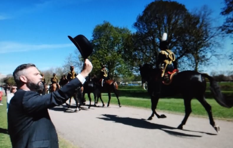 Un hombre rinde homenaje al paso del féretro del duque de Edimburgo, en Windsor (Reino Unido). Foto: EFE.