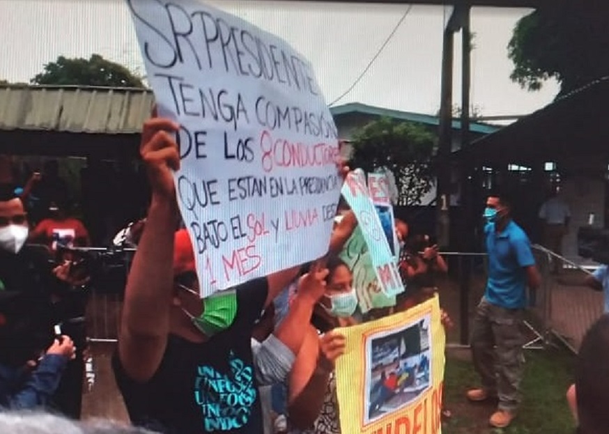 Con pancartas, pidieron solución al tema de los certificados de operación para taxis.Foto: Melquiades Vásquez