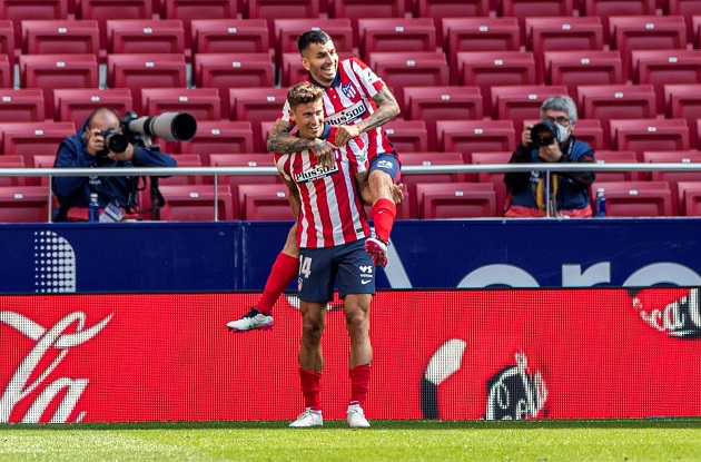 El centrocampista del Atlético de Madrid, Marcos Llorente (izq.), celebra con su compañero Ángel Correa su gol ante el Eibar. Foto: EFE