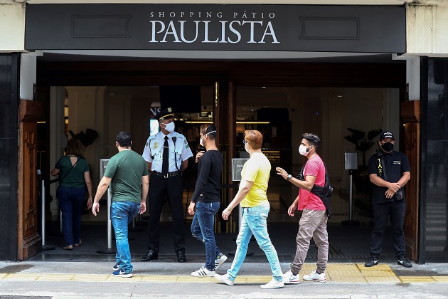 El estado de Sao Paulo, el más poblado y afectado por la covid-19 en Brasil, reabrió hoy sus iglesias y comercios. Foto: EFE