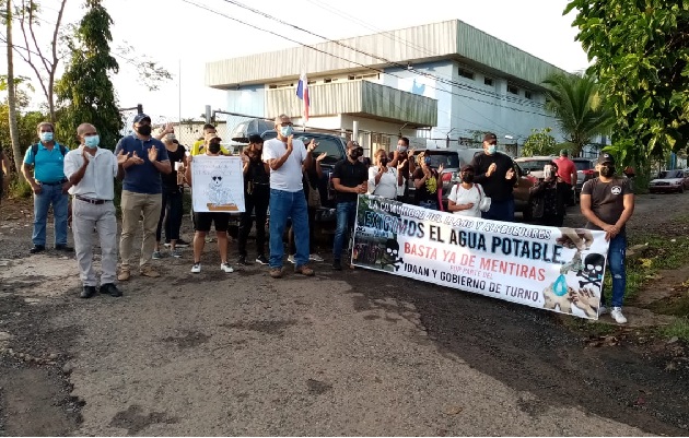 Residentes de la comunidad de El Llano se cansaron de las promesas y protestaron frente al Idaan. Foto: Eric Montenegro
