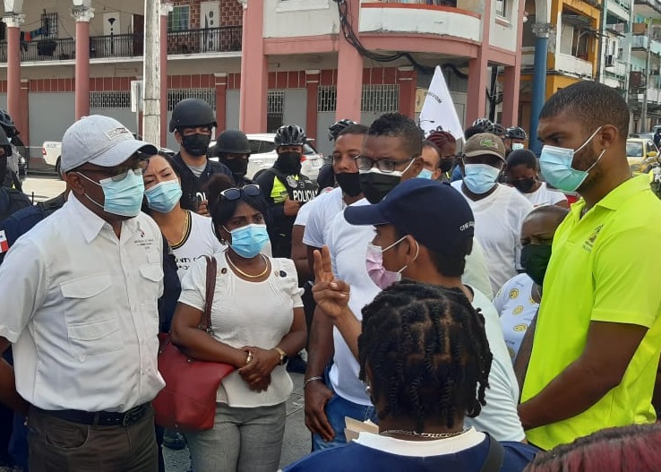 El vicegobernador de Colón, Jorge Villanueva, atendió a los manifestantes. Foto: Diómedes Sánchez 