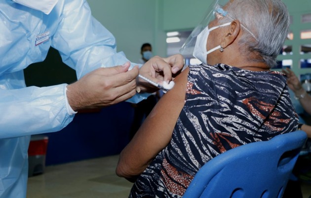 De acuerdo con la ministra consejera se está vacunando a los pacientes con enfermedades crónicas, que se dializan. Foto Cortesía: Minsa.