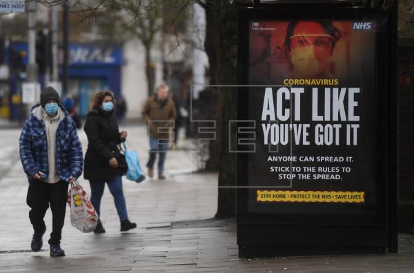 Cartel del gobierno británico sobre el coronavirus en Londres. Foto: EFE