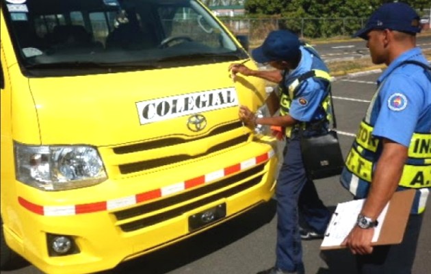 Propietarios de colegiales temen perder sus buses, debido que no pueden pagar los préstamos. Foto: Thays Domínguez