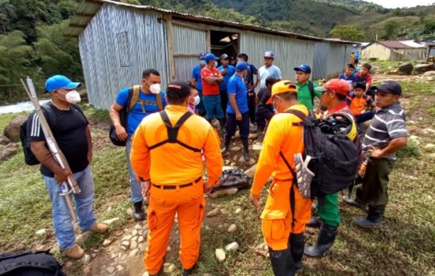 Los rescatistas aún siguen con las labores de búsqueda. Foto: Mayra Madrid