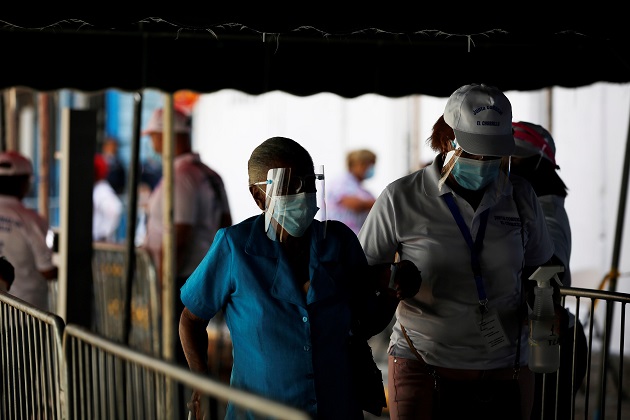 Muchos adultos mayores de 60 años en Panamá ya recibieron la segunda dosis de la vacuna de Pfizer contra la covid-19. Foto: EFE