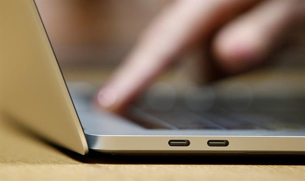 Vista de un computador MacBook de Apple.