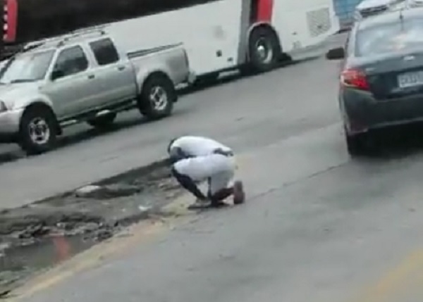 Captura del video en que el buhonero recibió una herida mortal en el pecho con un arma blanca en San Miguelito. 