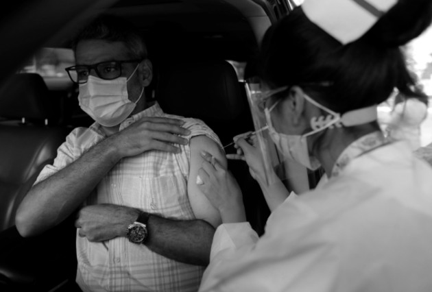 Panamá tiene un historial importante en programas de inmunización. Un hombre recibe la primera dosis de la vacuna AstraZeneca, el pasado jueves 22, en un centro exprés de inmunización. Foto: EFE.