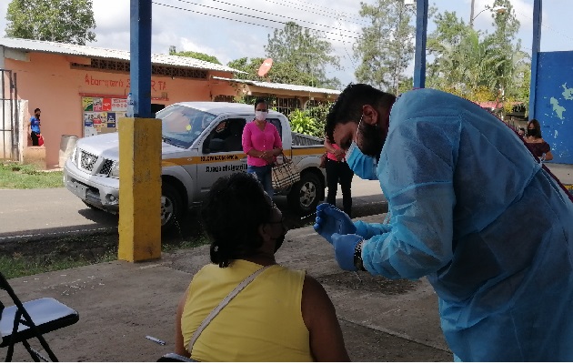 Los equipos de salud han intensificado los hisopados en centros comerciales, eventos deportivos, entre otras áreas. Foto: Thays Domínguez