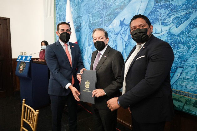 Germán Rosón, gerente de país de Mastercard, Laurentino Cortizo, presidente de la República y Luis Oliva, administrador de la Autoridad de Innovación Gubernamental. Foto/Cortesía