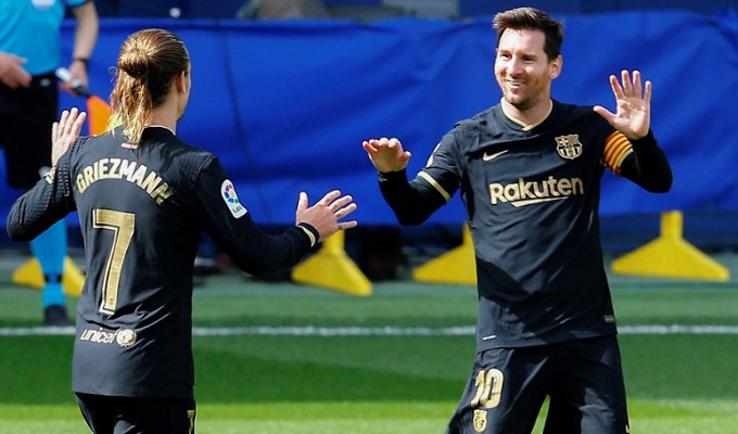 El francés  Antoine Griezmann y el delantero Leo Messi, celebran el primer gol ante Villarreal. Foto:EFE 