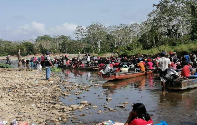 Miles de migrantes se mantienen en albergues en Darién.