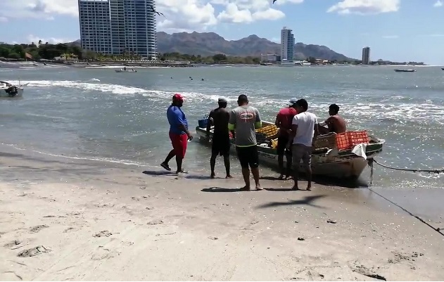 Se trabaja en conjunto con las autoridades del distrito de Chame para organizar a los pescadores artesanales de Gorgona en grupos de pescadores vigilantes. Foto: Eric Montenegro