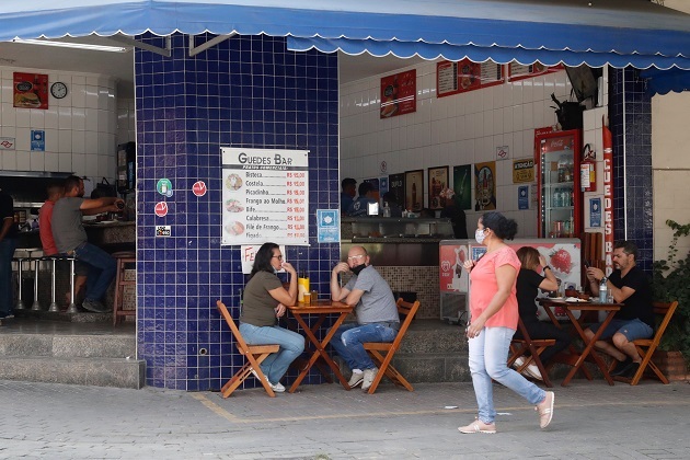 Bares y restaurantes reabrieron sus puertas el pasado 24 de abril en Sao Paulo, el estado más azotado por la pandemia de la covid-19 en Brasil. Foto: EFE