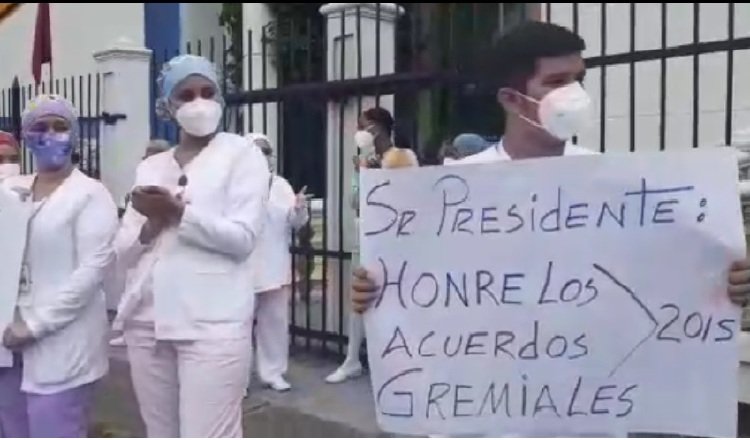 El lunes y martes, los enfermeras realizaron piquetes afuera de las instalaciones de salud. Foto: Víctor Arosemena