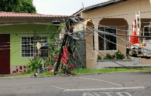 La empresa eléctrica encargada del área trabaja para reemplazar los postes y la línea eléctrica. Foto: Eric Montenegro