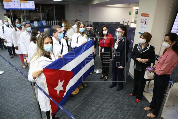 Los 122 especialistas forman parte de un grupo de 230 profesionales cubanos que llegaron a Panamá en diciembre pasado. Foto: EFE