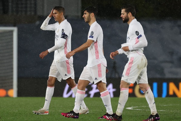 Los jugadores del Real Madrid, el francés Raphael Varane, Marco Asensio y Nacho,luego del partido ante Chelsea: Foto:EFE