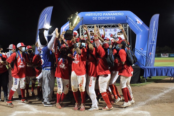 Jugadores de Coclé celebran con el título de camopeón. Foto:Fedebeis