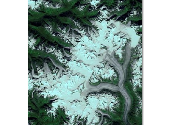 Representación en color de los datos de la cámara del satélite Terra de la NASA sobre el campo de hielo de Ha-Iltzuk, en la Columbia Británica (Canadá). 
