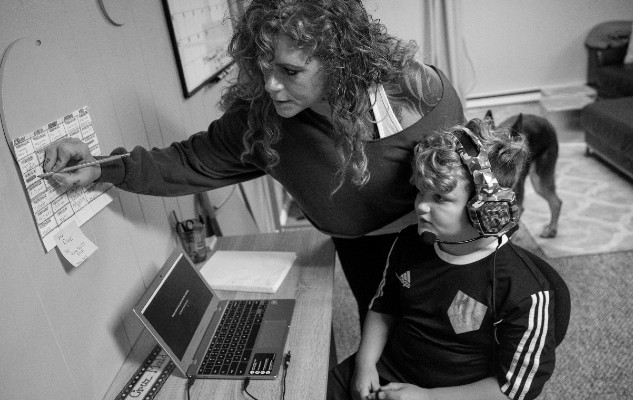 Las familias tienen que apoyar en tareas, en explicar, orientar y tutorizar a su acudido. Deben tener conocimiento para consultar al docente, enviar información y establecer horarios en casa. Foto: EFE.