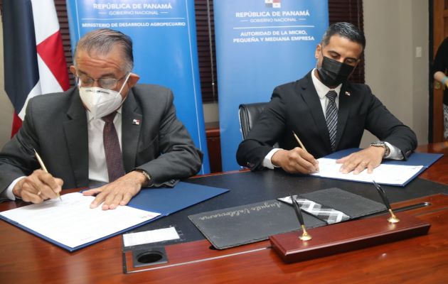 Firma del acuerdo entre el Mida y Ampyme.