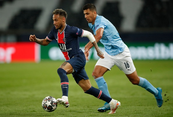 Neymar Jr. (izq.)  del PSG y Rodri del Manchester City en las semifinales de la Champions League. Foto:EFE