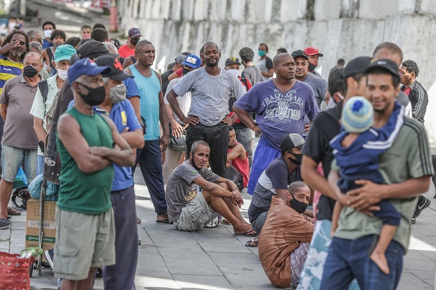 Brasil promedió en los últimos siete días más de 55,000 contagios y casi 2,500 muertes diarias asociadas a la covid-19. Foto: EFE