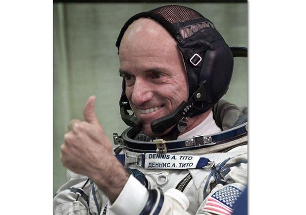 Fotografía de archivo que muestra al multimillonario y turista espacial Dennis Tito saludando a sus familiares y amigos momentos antes del lanzamiento en el cosmódromo de Baikonur (Kazajistán) el 28 de abril de 2001.