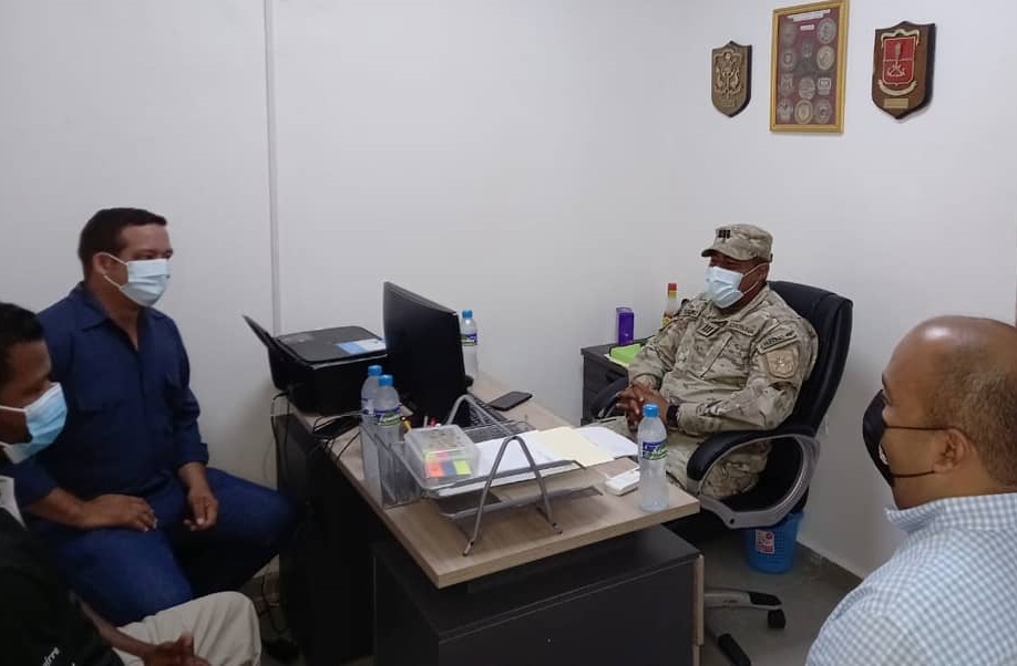 El alcalde Darinel Domínguez, se reunió con Carlos Pérez, capitán del Senan. Foto: Diómedes Sánchez S.