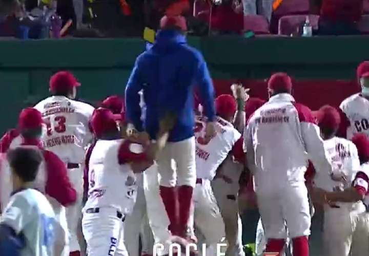 Coclé celebra su tercer título de campeonato. 