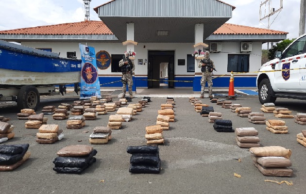 Las autoridades incautaron una lancha rápida y siete bultos con presunta droga. Foto: Cortesía Senan