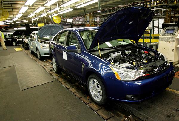 Imagen de la cadena de montaje del nuevo Ford Focus, en la planta de Wayne, en Míchigan, EE.UU.  Foto: EFE