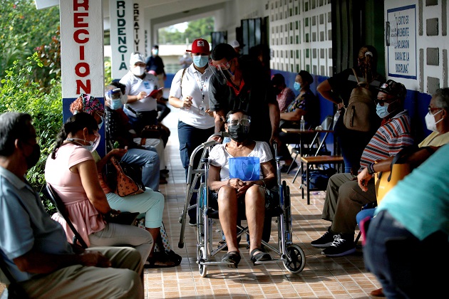 Varias personas esperan para recibir la primera dosis de la vacuna Pfizer contra la covid-19 en La Chorrera. Foto: EFE