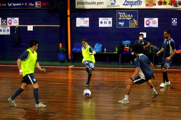 Jugadores de la selección de fútbol sala de Guatemala disputan el balón durante un entrenamiento el 28 abril 2021 en Ciudad de Guatemala. Foto: EFE