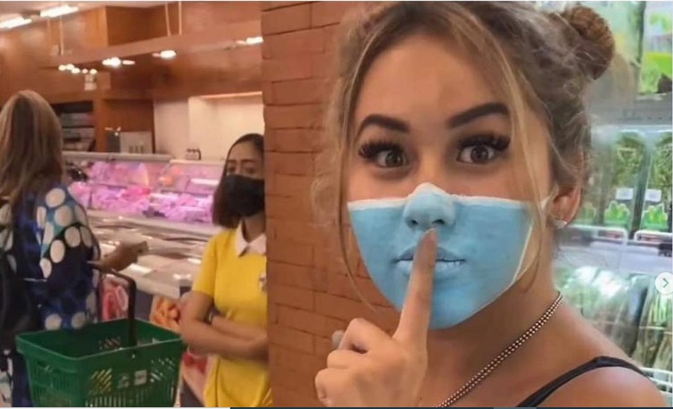 Leia Se pintó su rostro para simular una mascarilla e ingresar a un supermercado en Bali. Foto: Fotograma / Instagram