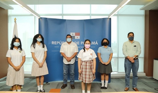 Ganadores del Concurso Infantil de Cuento Medio Pollito 2019. Foto: Cortesía