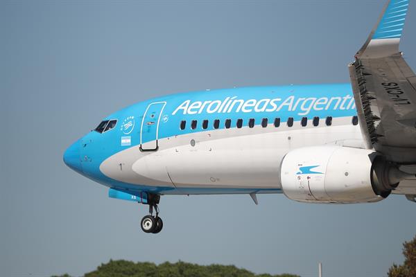 Fotografía de un avión de Aerolíneas Argentinas en el aeropuerto de Buenos Aires (Argentina). Foto: EFE