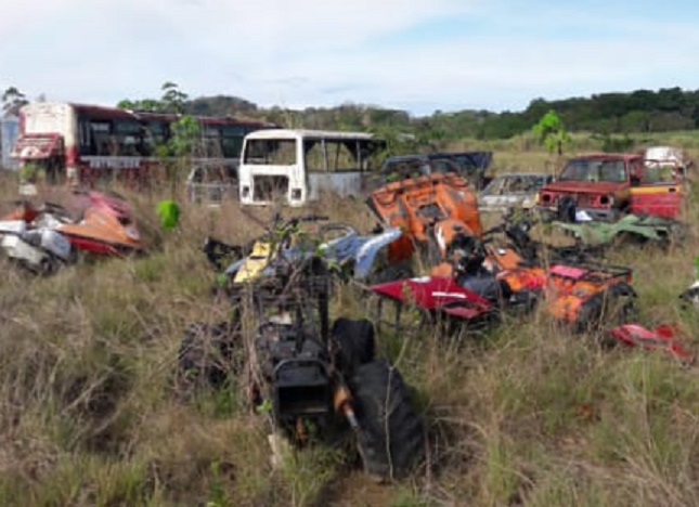 En el lote baldío hay neumáticos, automóviles, jet ski, entre otros restos de chatarra. Foto: Eric A. Montenegro En el lote baldío hay neumáticos, automóviles, jet ski, entre otros restos de chatarra. Foto: Eric A. Montenegro