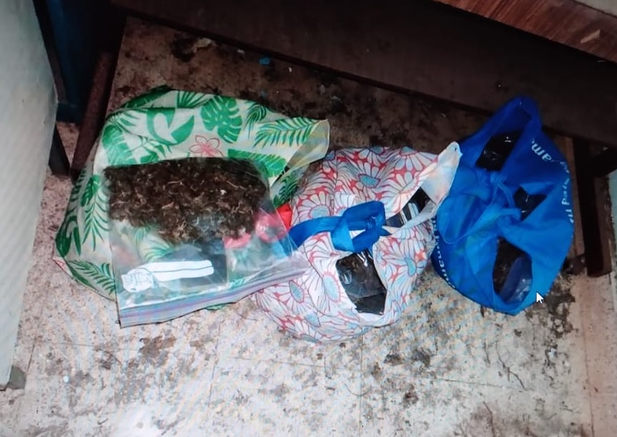 Al menos 64 bolsas transparentes de mediano tamaño con hierba seca, que se presume es marihuana, fueron encontradas por las unidades antidrogas. . Foto: Thays Domínguez