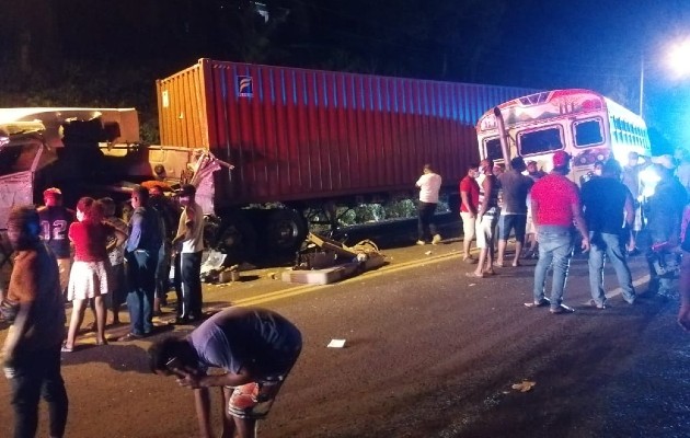 Un autobús chocó con un camión que posteriormente se accidentó con un vehículo 4x4. Foto: Diomedes Sánchez