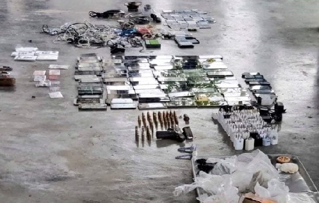 En los operativos encontraron platinas, celulares, cargadores, memoria de USB, entre otros artículos. Foto: Diomedes Sánchez