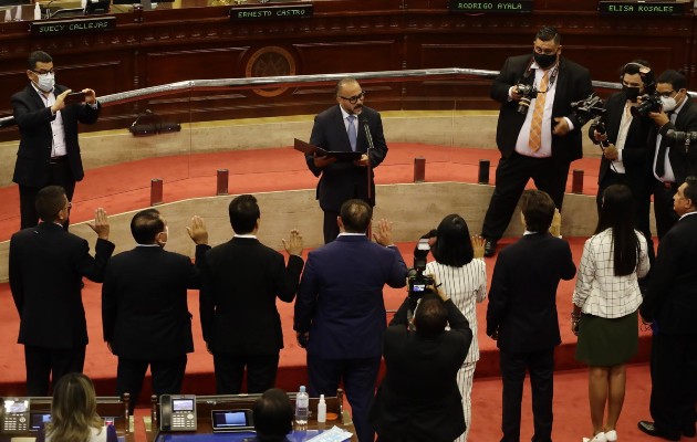 El presidente de la Asamblea Legislativa de El Salvador, Ernesto Castro, juramenta a miembros de la nueva Junta Directiva. Foto: EFE