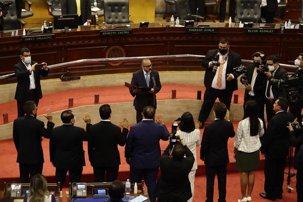 El presidente de la Asamblea Legislativa de El Salvador, Ernesto Castro, fue registrado este sábado al juramentar a miembros de la nueva Junta Directiva, en el Salón Azul del parlamento en San Salvador (El Salvador).