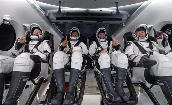 Imagen cedida por la NASA que muestra a los astronautas Shannon Walker, Victor Glover, Mike Hopkins y el astronauta de la Agencia de Exploración Aeroespacial de Japón (JAXA) Soichi Noguchi, dentro de la cápsula Resilience tras aterrizar en el Golfo de México, cerca de Panama City, en el noroeste de Florida (EEUU), este 2 de mayo de 2021.