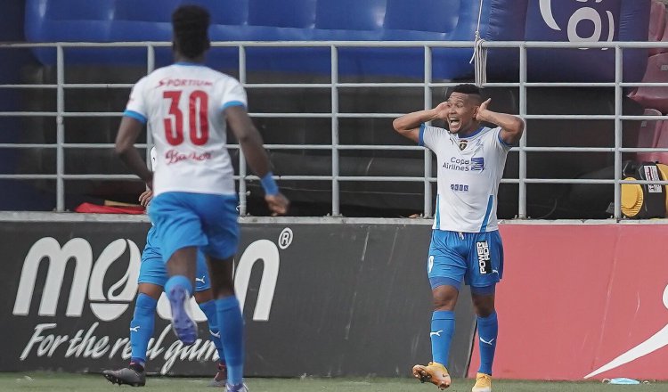 Ronaldo Dinolis marcó al minuto dos, el gol más rápido en toda la historia de la rivalidad entre Plaza y Árabe. Foto. Cortesía LPF