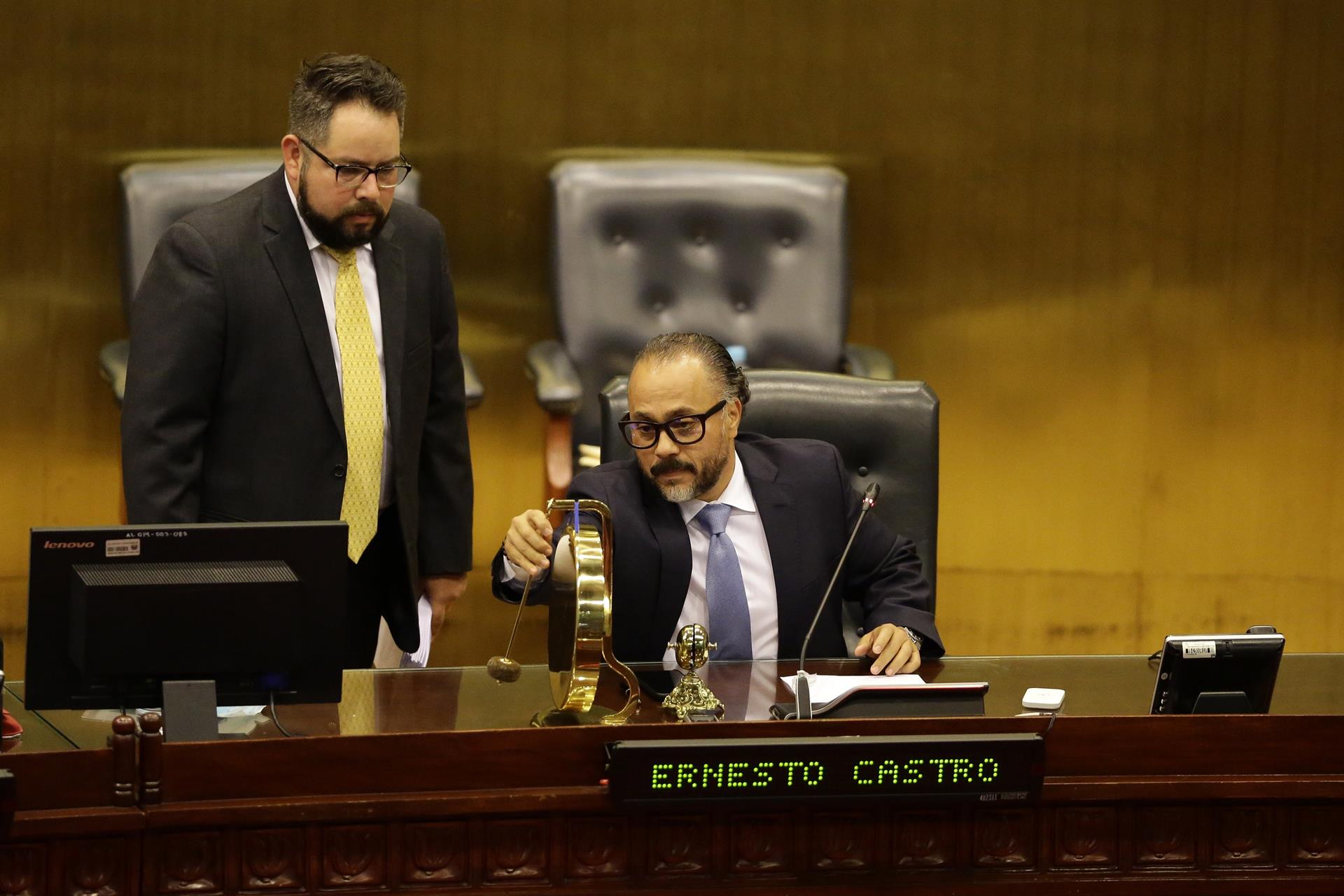 El presidente de la Asamblea Legislativa de El Salvador, Ernesto Castro, durante la primer sesión plenaria de la legislatura 2021-2024. Foto: EFE