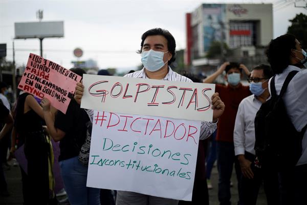 Diversas organizaciones de la sociedad civil se manifestaron en contra de la destitución de magistrados de la Sala Constitucional de la Corte Suprema de Justicia, en El Salvador. EFE